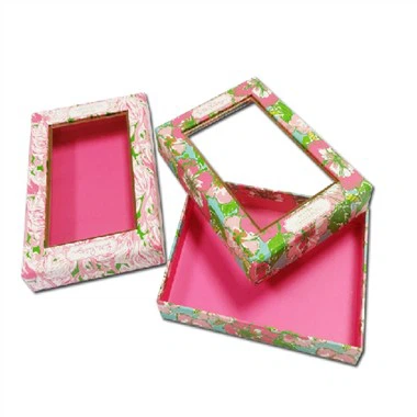 Dovanų dėžutė su langu